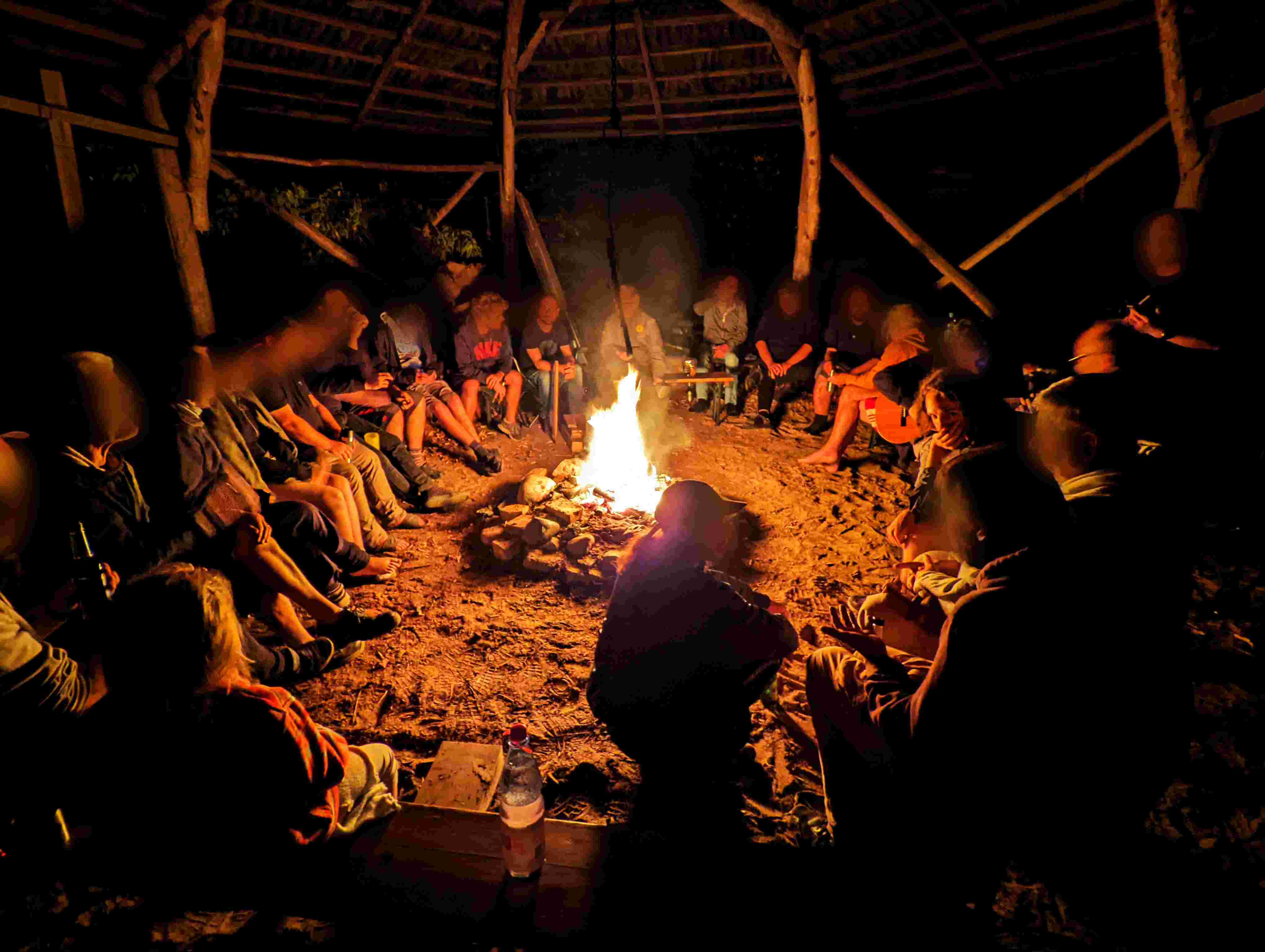 Gruppenbild am Lagerfeuer. Fedicamp 2022.